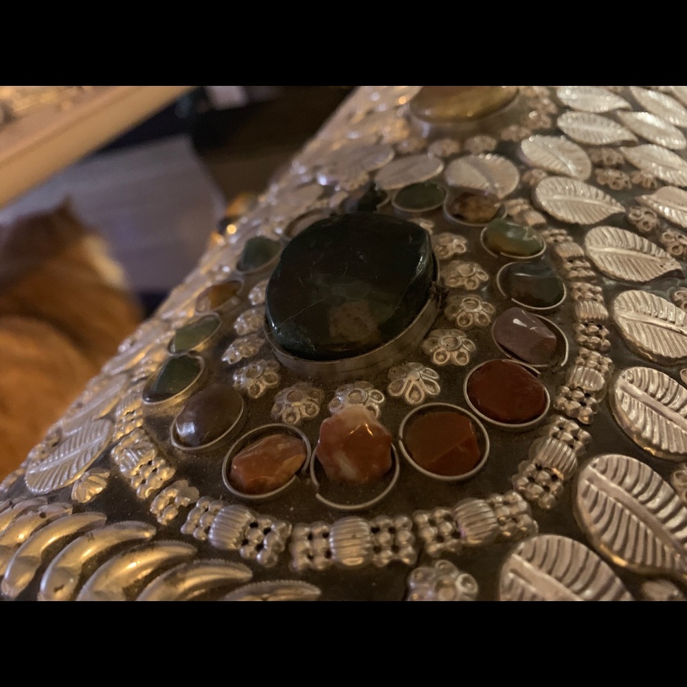 Handmade Sajai chest from India w/ agate stones - Picture 5 of 6